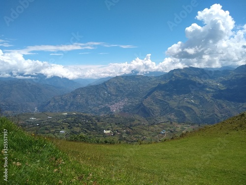 Paisa con montajes y pueblo al fondo, Paisa pasto