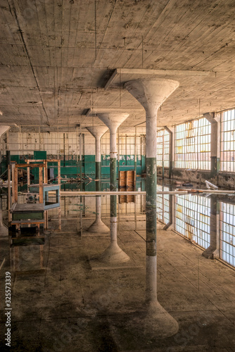 фотографія Interior of a room flooded with rain water with beautiful reflections