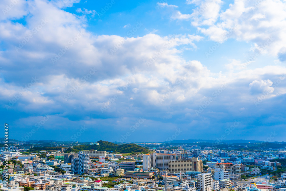 沖縄 青空の都市風景