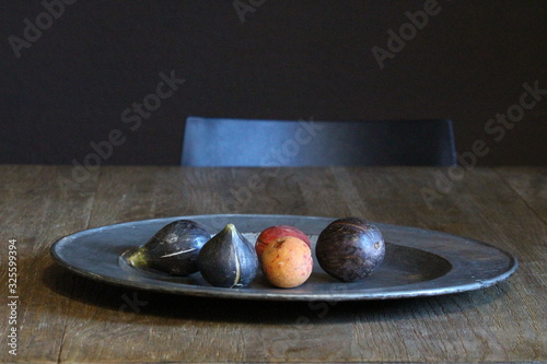 Foto antique pewter plate with fruit