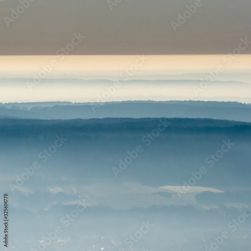 vue aérienne de la vallée de la Seine dans la brume à Epone dans les Yvelines en France © Francois