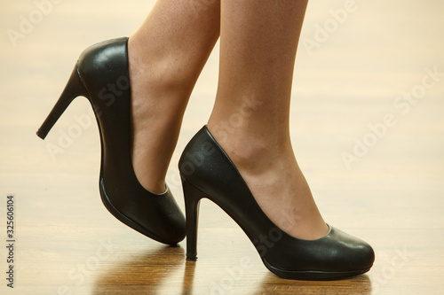Obraz na plátně Unrecognizable woman wearing high heels
