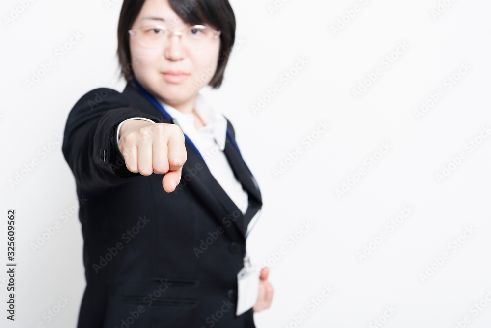 パンチする女性