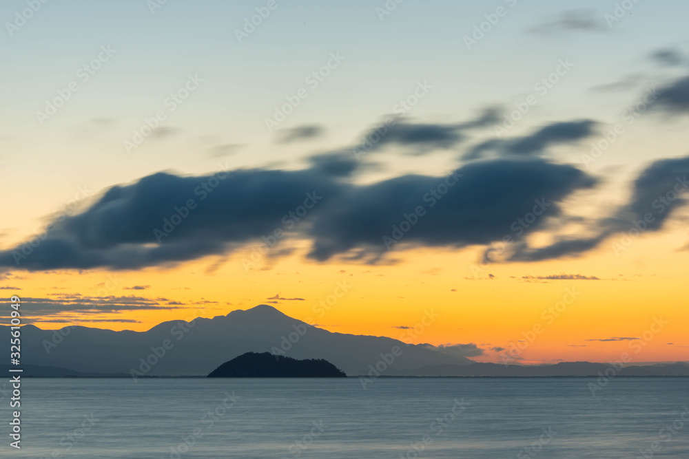 オレンジの夜明けの空と琵琶湖と竹島