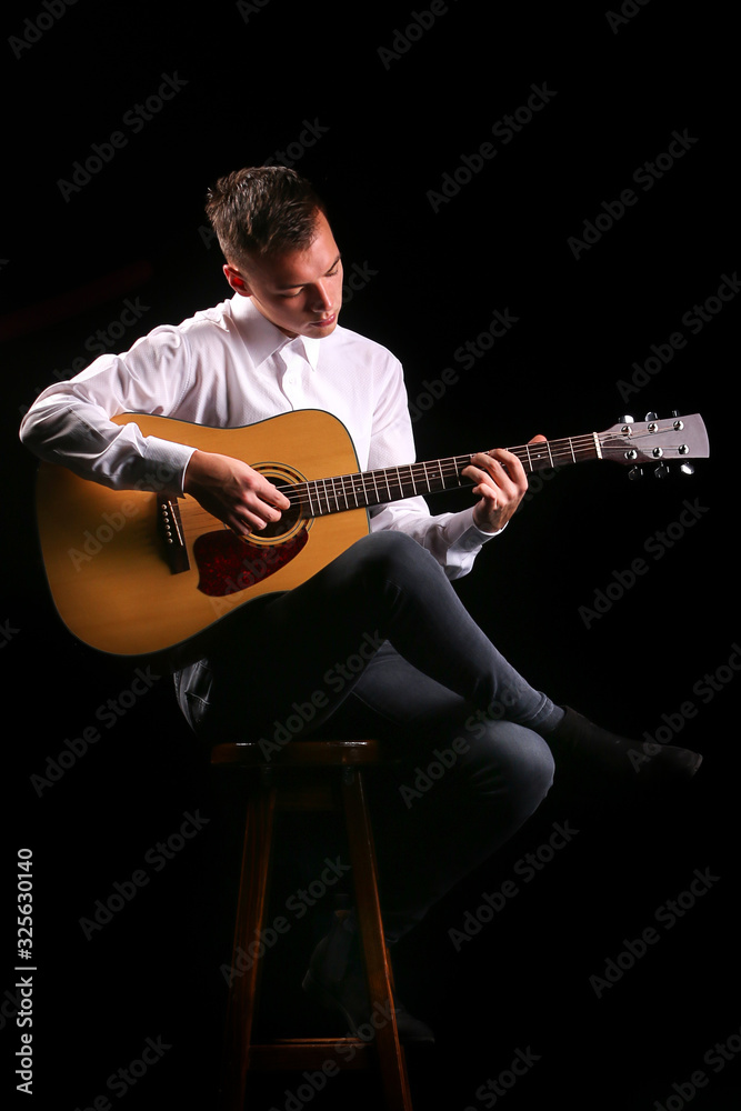 Obraz premium Young men playing the guitar