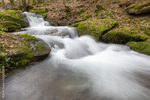 Bach im Wald mit Wasserfall