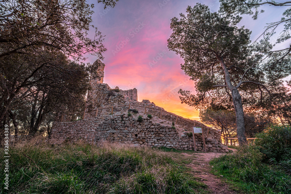Fototapeta premium Amanecer en Castell de Montbui