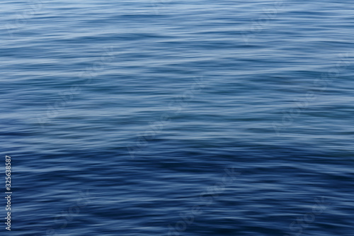 Larga expoxición de la textura del agua del mar azul 003