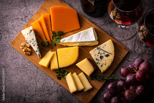 様々な種類のチーズ盛り合わせと赤ワイン