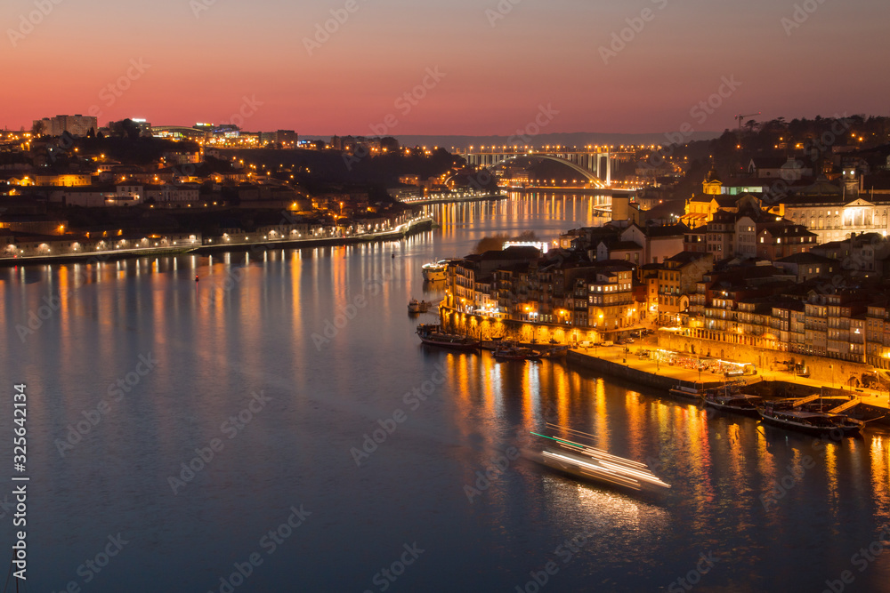 Atardecer en la desembocadura del río Douro, con el puente de la Arrábida al fondo que separa las localidades de Oporto y Vila Nova de Gaia (Portugal).