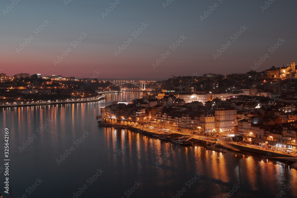 Panorámica de Oporto, Vila Nova de Gaia y la desembocadura del río Douro en Portugal.