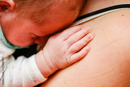 Bébé posant sa tête sur l'épaule de sa mère