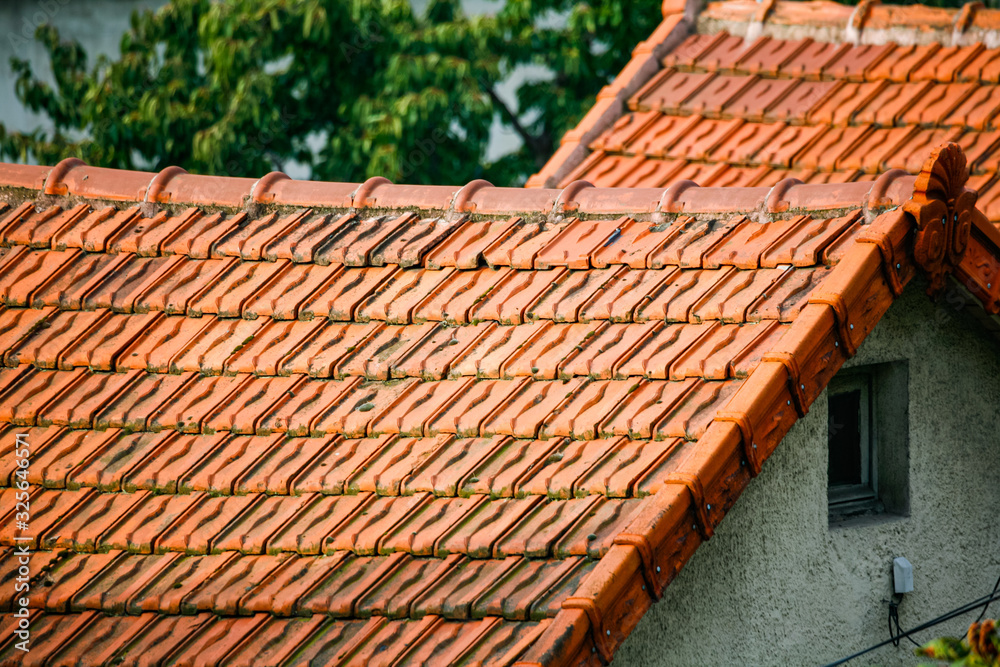 Toiture en tuiles sur une maison ancienne