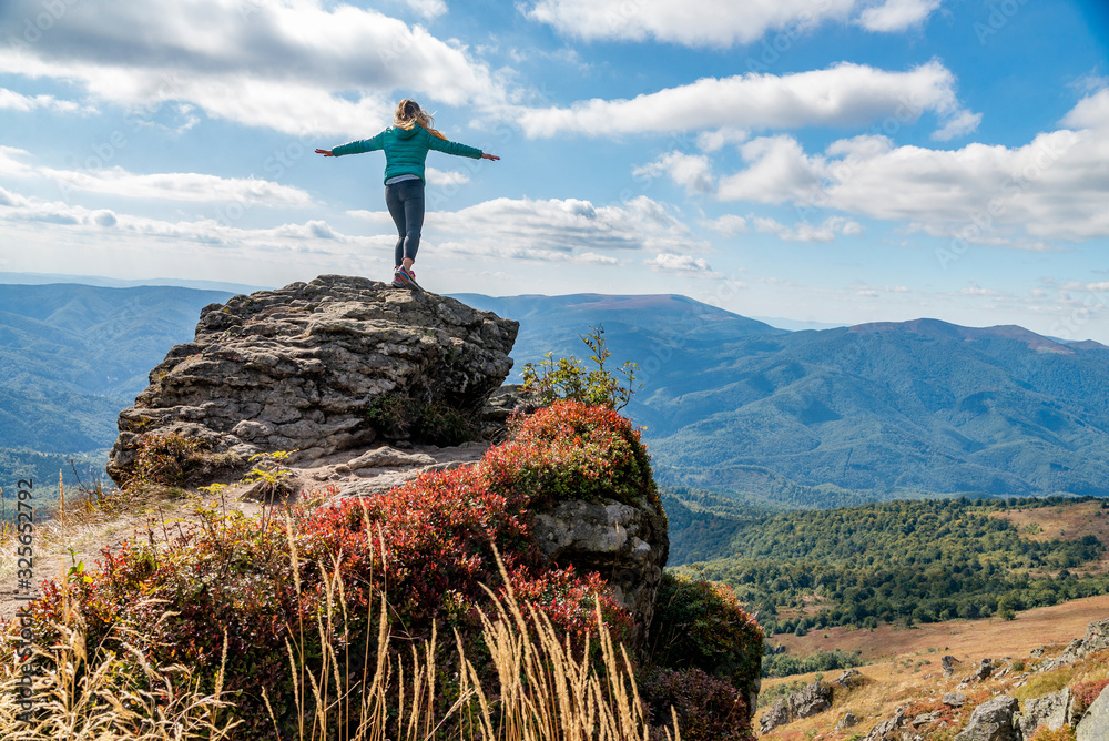 Obraz premium Girl delighted in the mountains