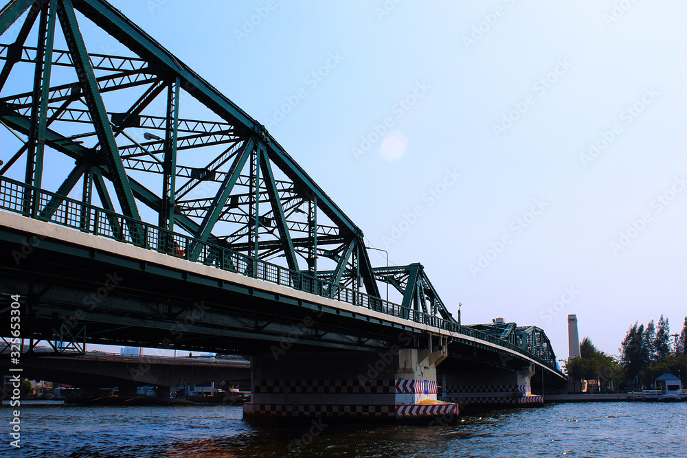 Obraz premium The green iron bridge over the Chao Phraya River in Bangkok