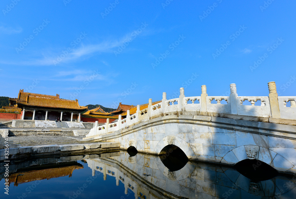Naklejka premium Ancient Chinese architecture against a blue sky