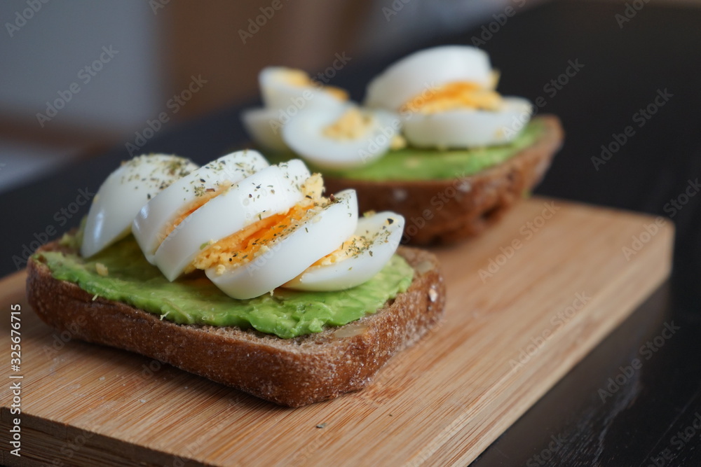 Avocado Brot mit gewürztem gekochtem Ei