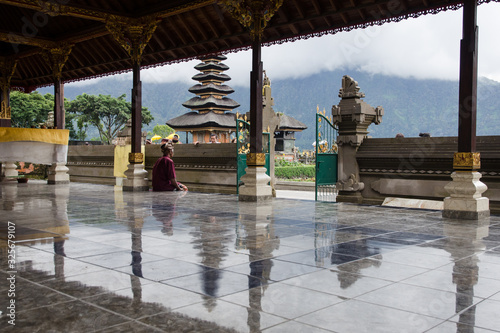 Persona solitaria en un templo de Bali
