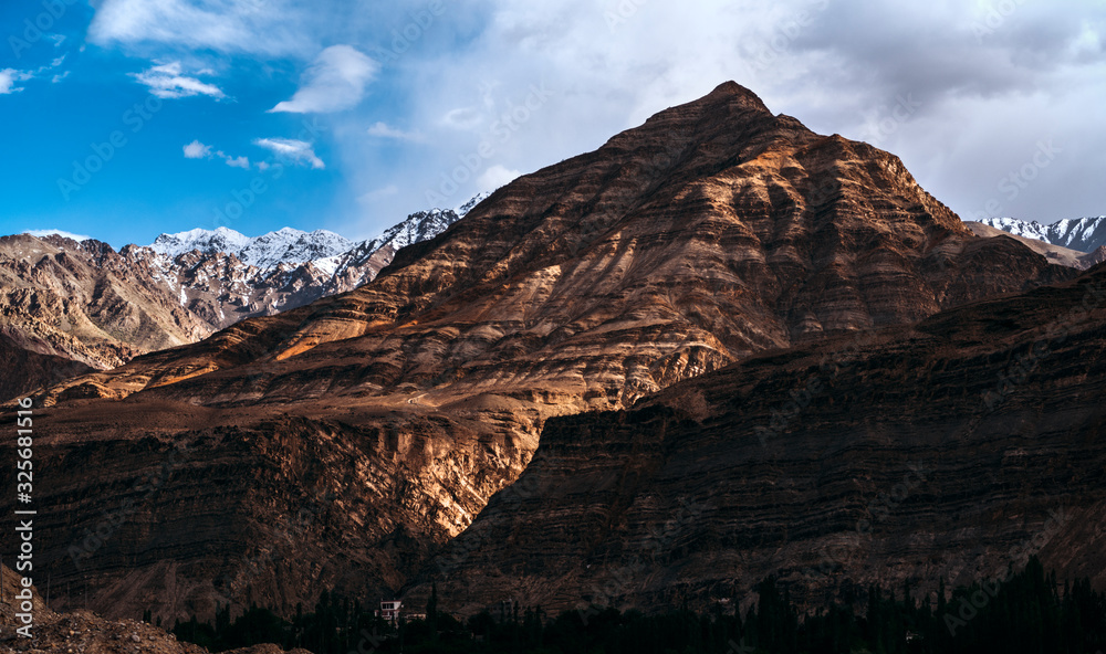 Obraz premium Landscape of Himalayas mountains in Ladkh, Kashmir, India