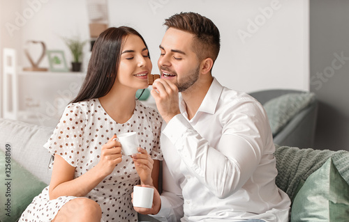 Beautiful young couple eati...