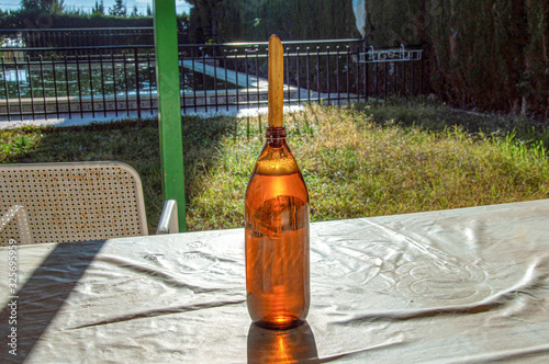 BEER BOTTLE FOR LUNCH WITH FRIENDS OUTDOORS TO DRINK WITHOUT GLASS WHILE WE MAKE FOOD WITH ACCESSORY IN THE ENTRANCE OF THE BOTTLE KNOWN BY THE PITORRO MADE OF ROD photo