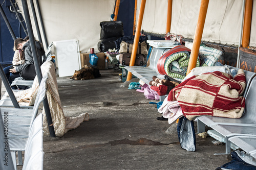 Foto Greece, Athens, Piraeus Port, March 18th 2016: refugee settlments by the quay