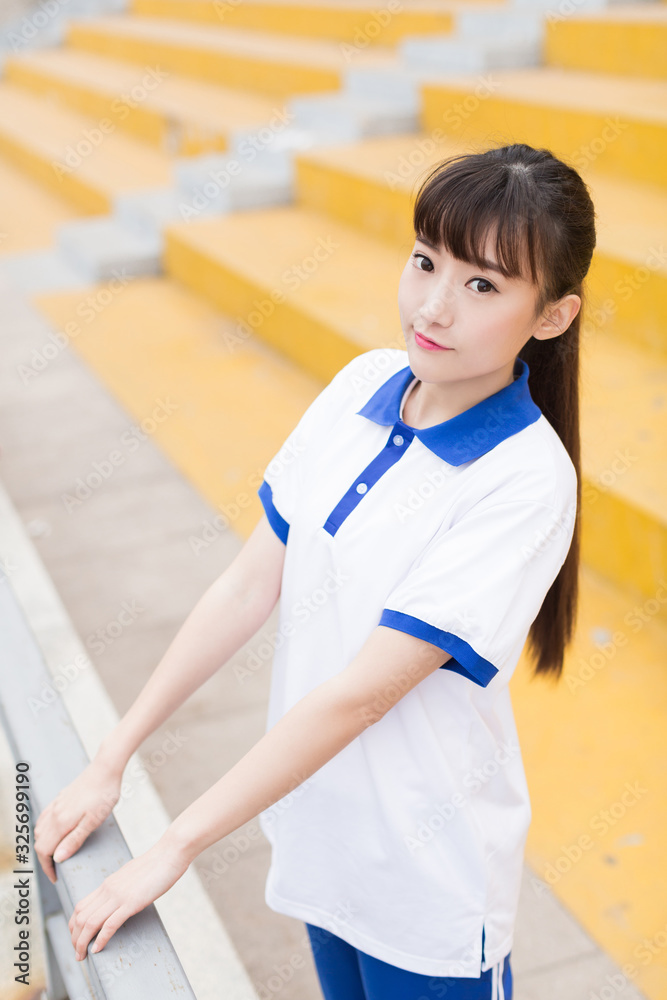 wear short-sleeved T-shirt girl wear short-sleeved T-shirt girl