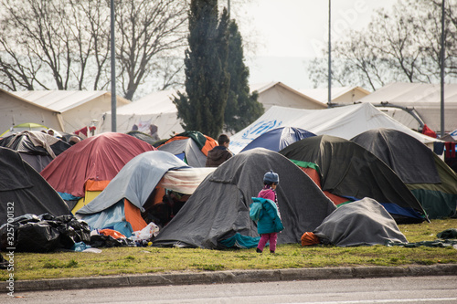 Foto Spontaneous refugee camp by a gas station on the highway in the north of Greece, close to Idomeni