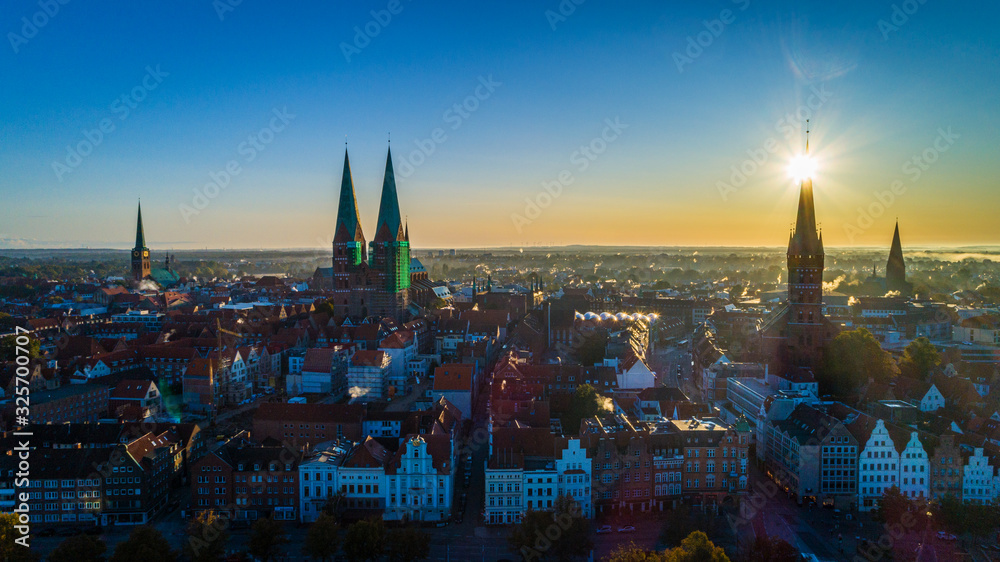 Sonnenaufgang mit Morgennebel über Lübeck