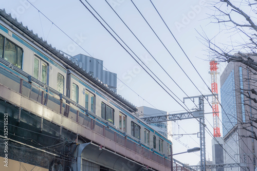 東京都千代田区有楽町の有楽町駅に停車する電車