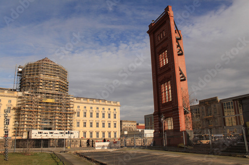 Auf-und Abbau im Herzen von Berlin; Blick vom Schinkelplatz photo