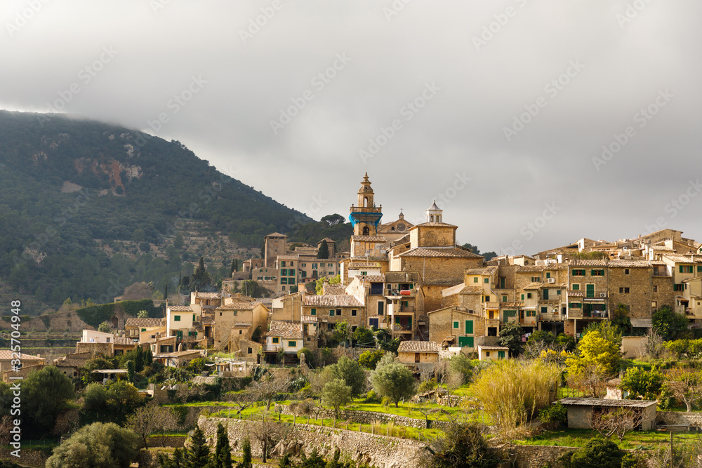 Naklejka premium Panoramic view of the old resort town Valldemossa