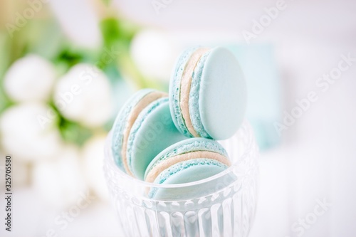 Tableau sur toile Mint or tiffany color macaron or macaroon dessert with vanilla cream in glass