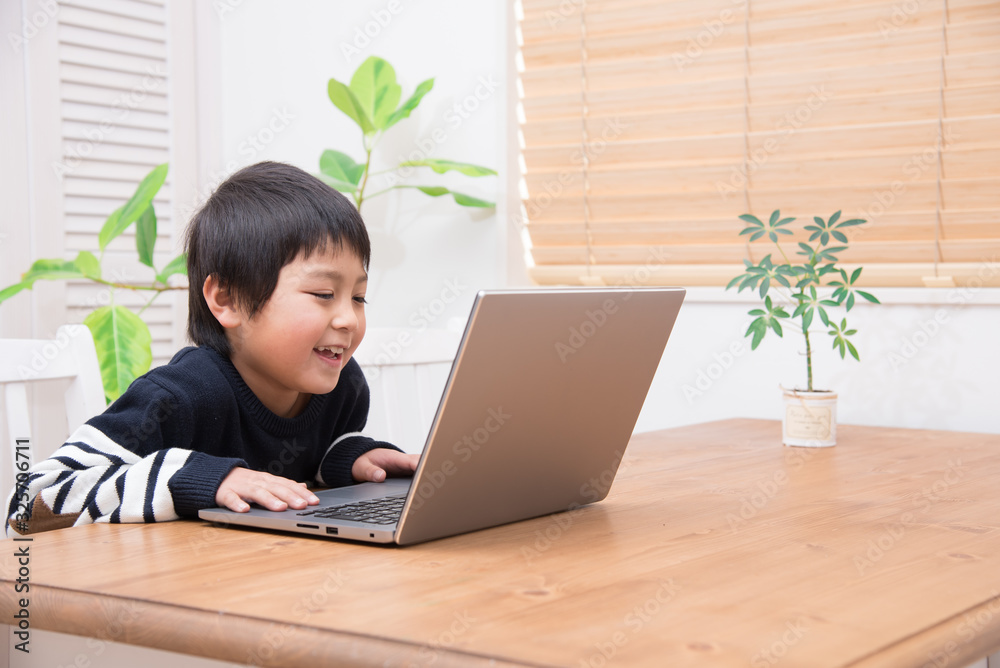 パソコンをする小学生の男の子 パソコンをする小学生の男の子
