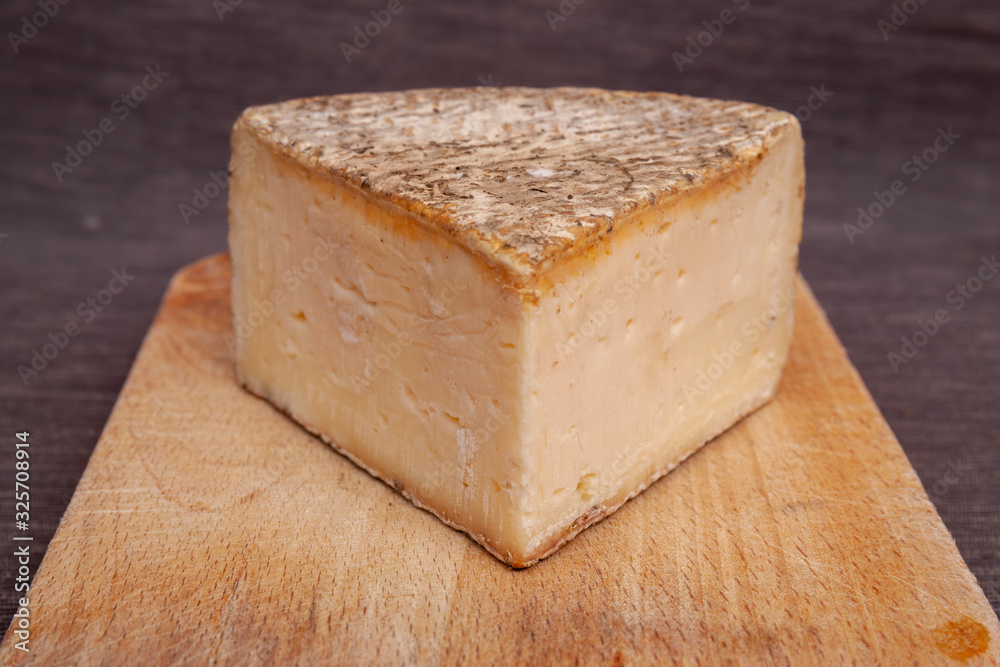 french cow's milk cheese called Tomme de Savoie