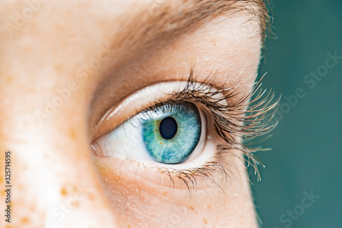 Nahaufnahme eines weiblichen Auges mit blauer Iris