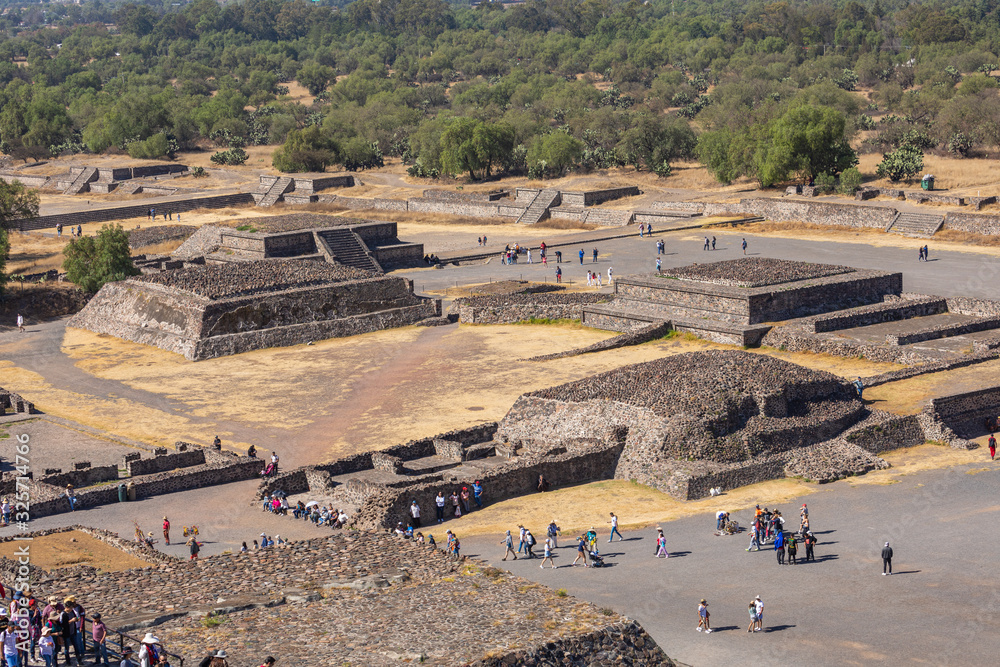 Obraz premium The Pyramids in ancient city of Teotihuacan in Mexico.