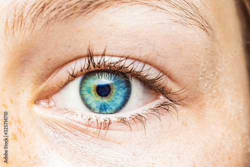 Nahaufnahme eines weiblichen Auges mit blauer Iris