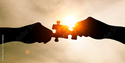 Zusammenfügen von zwei Puzzleteilen mit Gegenlicht