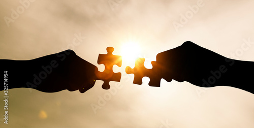 Zusammenfügen von zwei Puzzle - Teilen mit Gegenlicht