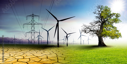 Klimawandel - Landschaft mit Solarpark; Stromleitung und Eichenbaum