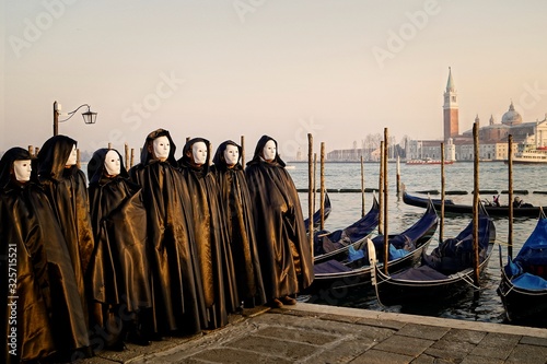 Unheimliche Gruppe in Venedig photo