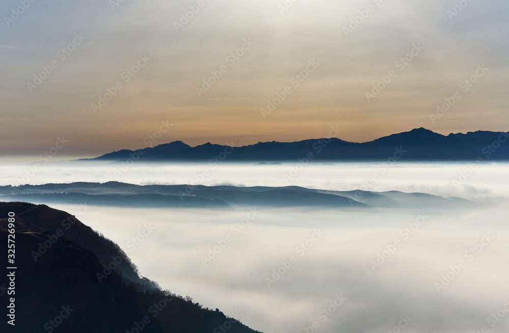 Obraz premium 阿蘇山の雲海。熊本県阿蘇市大観峰から撮影。