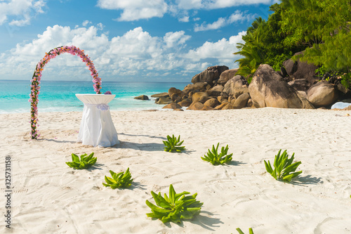 Fototapeta Naklejka Na Ścianę i Meble -  Wedding on the tropical beach in Seychelles