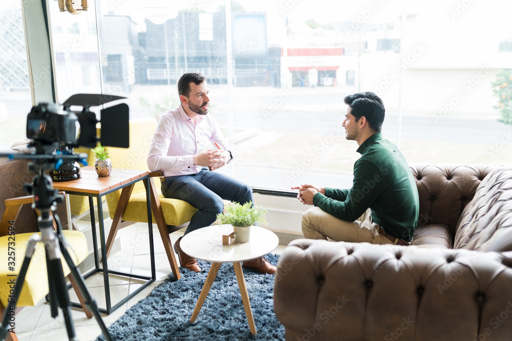 Fotografie Journalist Interviewing Businessman In Workplace