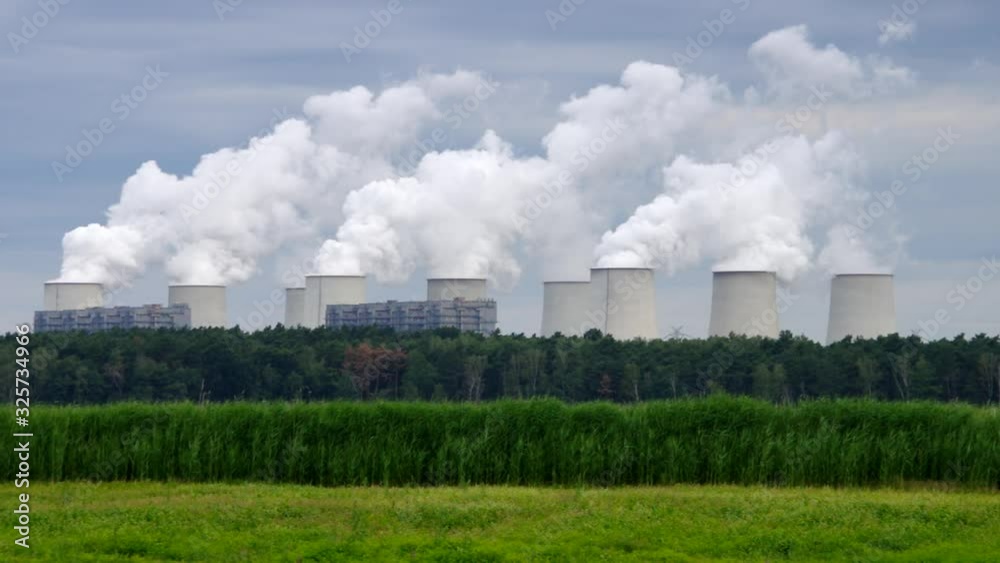 ein großes Kohlekraftwerk mit viel Rauch ein großes Kohlekraftwerk mit viel Rauch