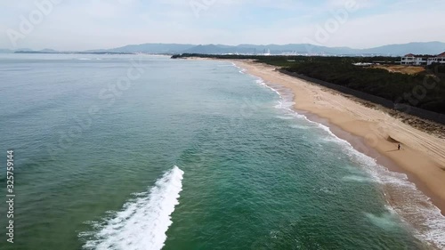 海岸線に打ち寄せる波 トラックバック 低空 photo