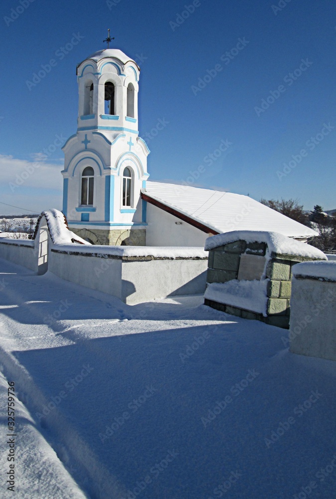 Obraz premium Village church in the snow