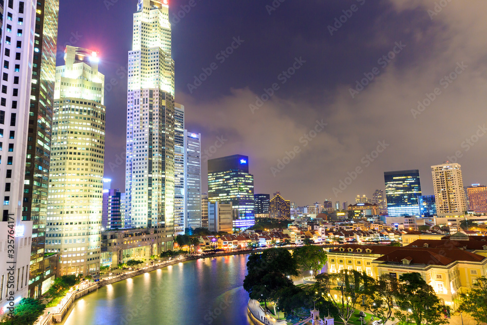 Obraz premium Singapore Downtown Core at night with reflection in the river