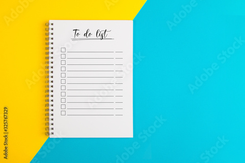 Tableau sur toile To do list on a yellow and blue background